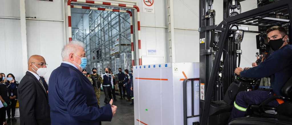 Gin&eacute;s se "guard&oacute;" 3.000 dosis de Sputnik V para su Vacunatorio VIP