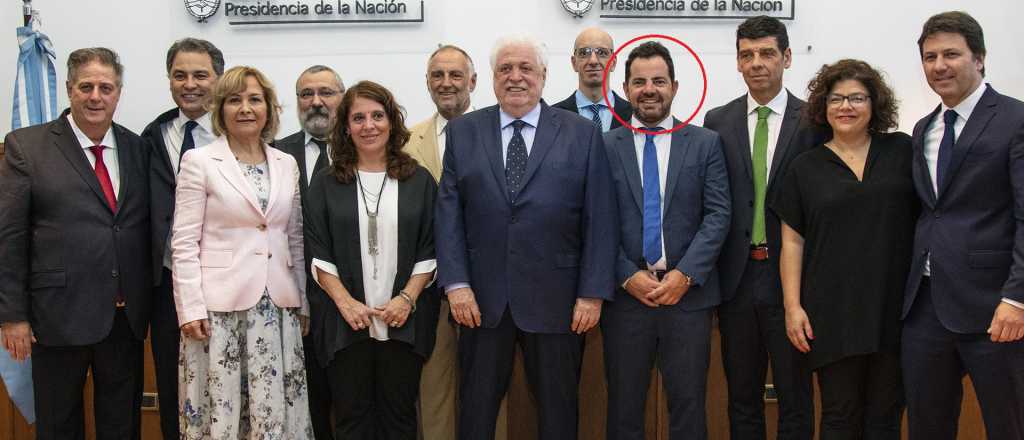Tambi&eacute;n echaron al sobrino de Gin&eacute;s, un "vacunado VIP"