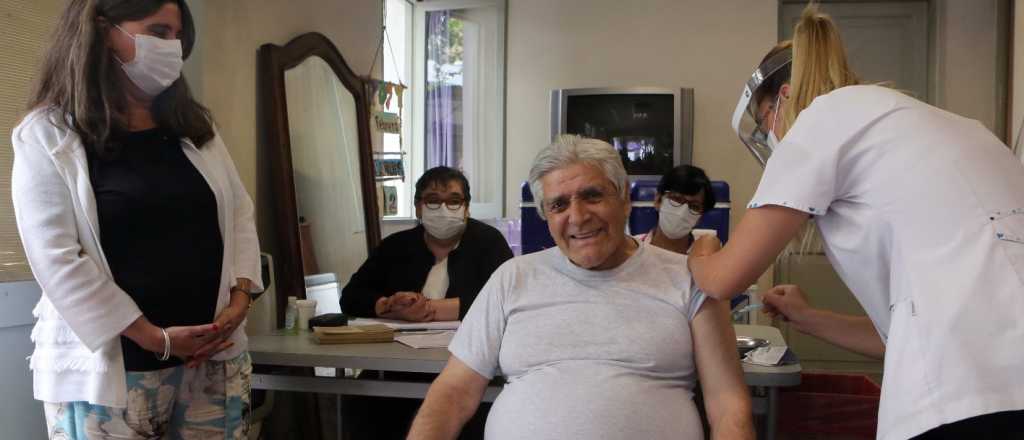 Mendoza ampliará turnos para vacunar a mayores de 70 años