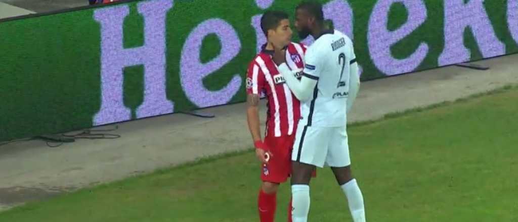 Rudiger se volvi&oacute; loco y agarr&oacute; del cuello a Luis Su&aacute;rez