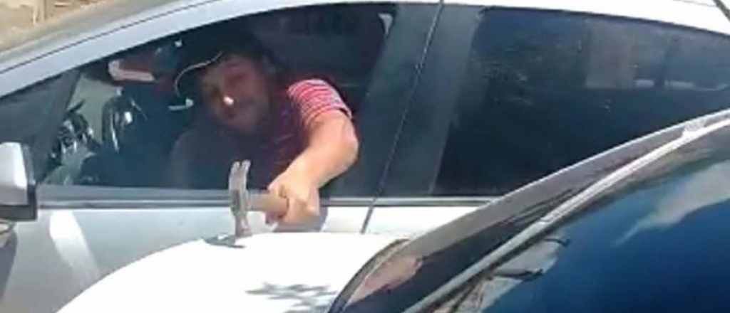 Video: le destruyó el auto a martillazos a su ex en Córdoba