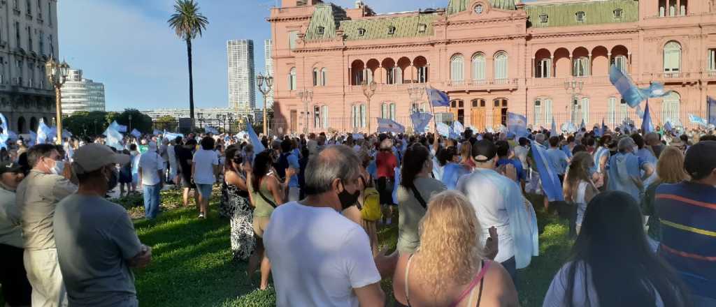 Hubo marchas en todo el pa&iacute;s en repudio de la vacunaci&oacute;n VIP