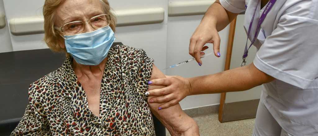 Elsa de 90 años es la vacunada contra el coronavirus un millón