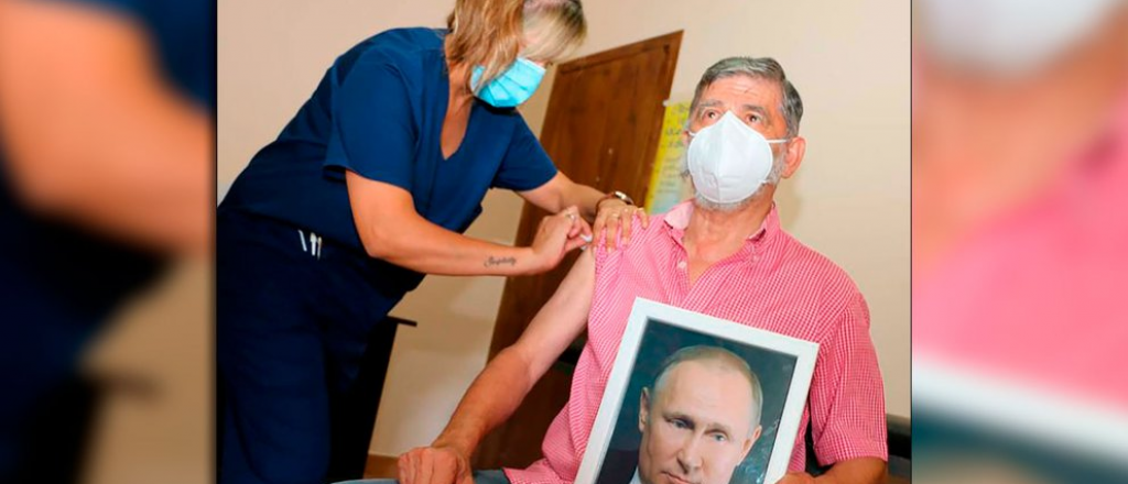 Intendente K se vacun&oacute; con una foto de Put&iacute;n