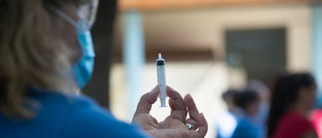 Comienzan a vacunar a los docentes en el Aconcagua Arena