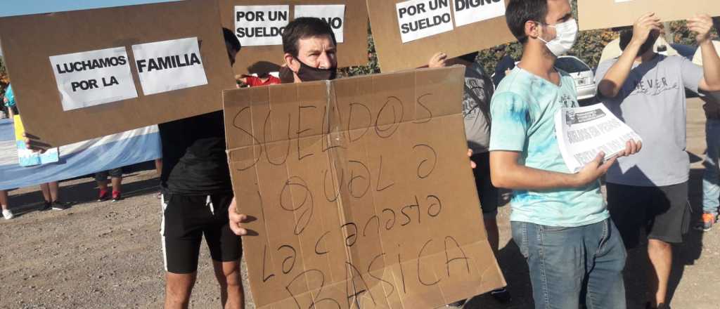 Protestas de trabajadores vitivinícolas en el Desayuno de la Coviar