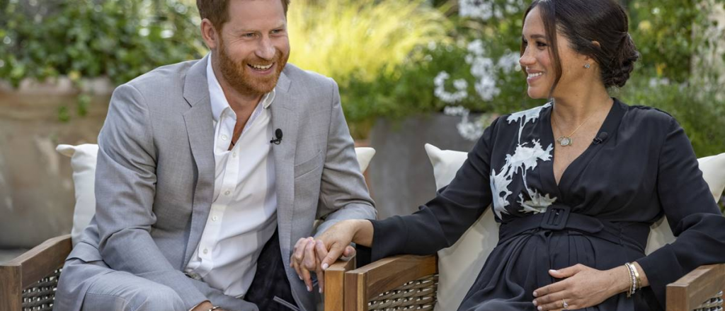 Isabel II respondi&oacute; a las acusaciones de racismo de Harry y Meghan