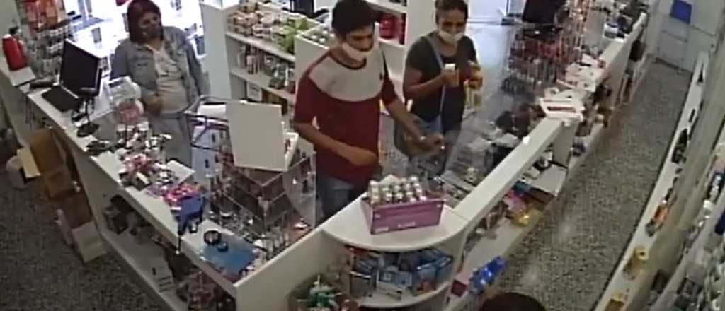 Video: así robaron en una perfumería de San Martín