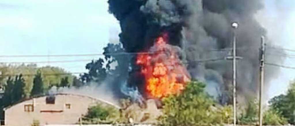 Video: un incendio arrasó con un galpón en Las Heras
