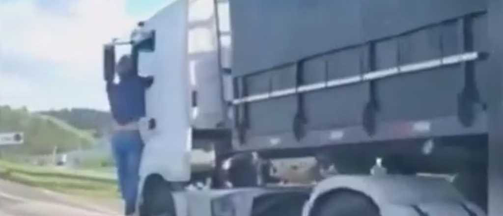 Video: se colgó 30 kilómetros del camión que mató a una mujer