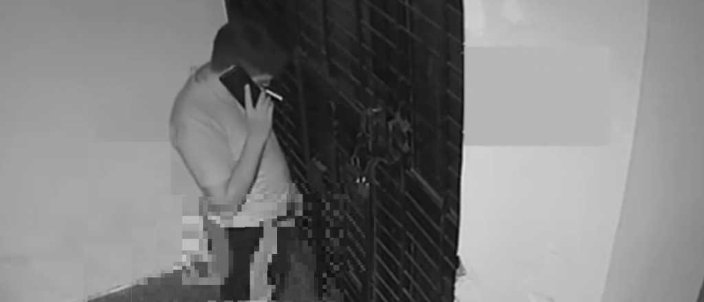 Video: un hombre orina en la puerta de las viviendas de San Martín