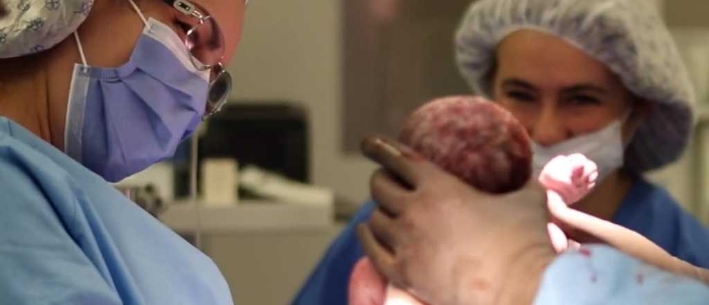 Un beb&eacute; nace con anticuerpos contra el coronavirus