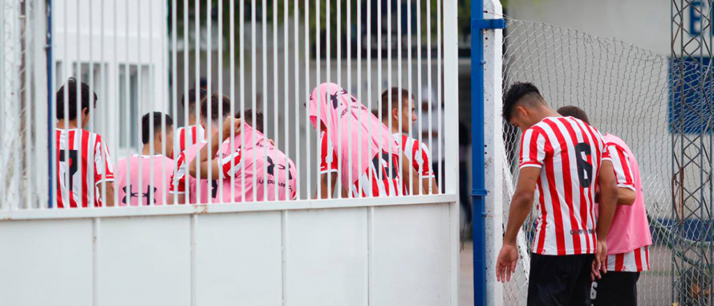 Video: un partido de Reserva se suspendi&oacute; por invasi&oacute;n de abejas