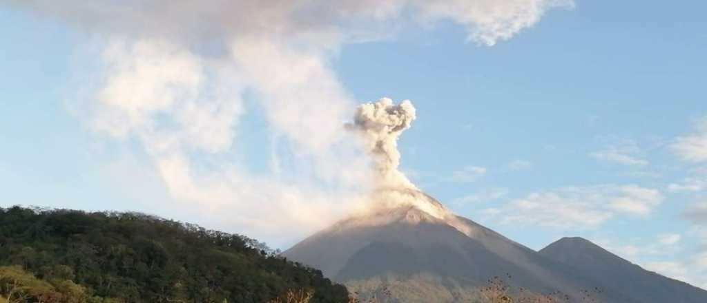 Captan tremenda erupción de un volcán en Guatemala