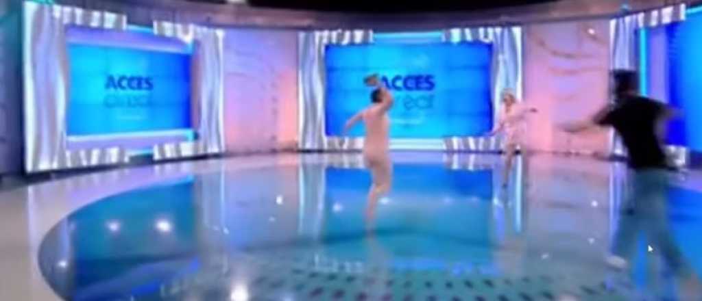 Video: una mujer desnuda atacó a una periodista en vivo
