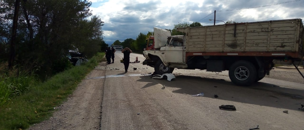 Un hombre murió al chocar de frente contra un camión en Luján