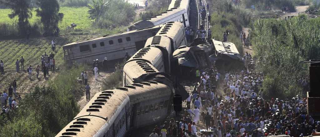 Mueren al menos 32 personas en choque de trenes en Egipto