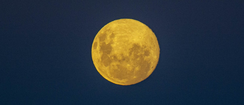 La luna llena conmovió a los mendocinos este sábado por la noche