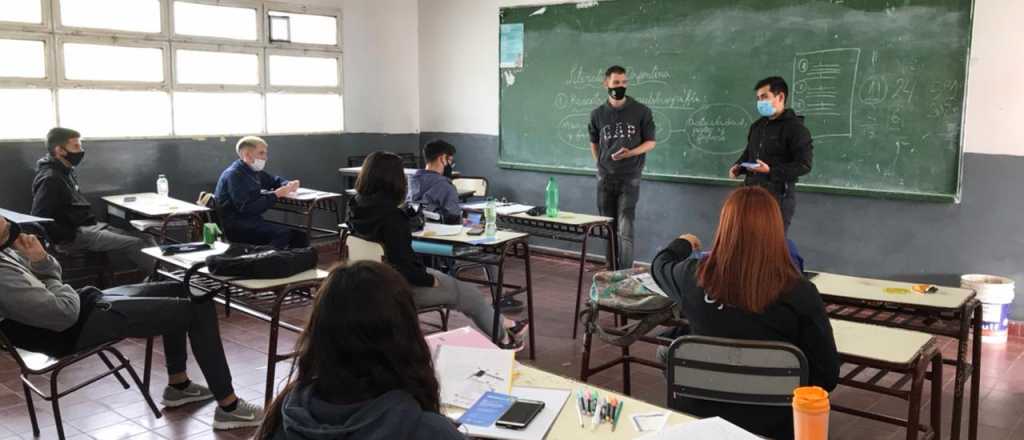 Godoy Cruz asesora a estudiantes sobre el servicio jóvenes en línea 