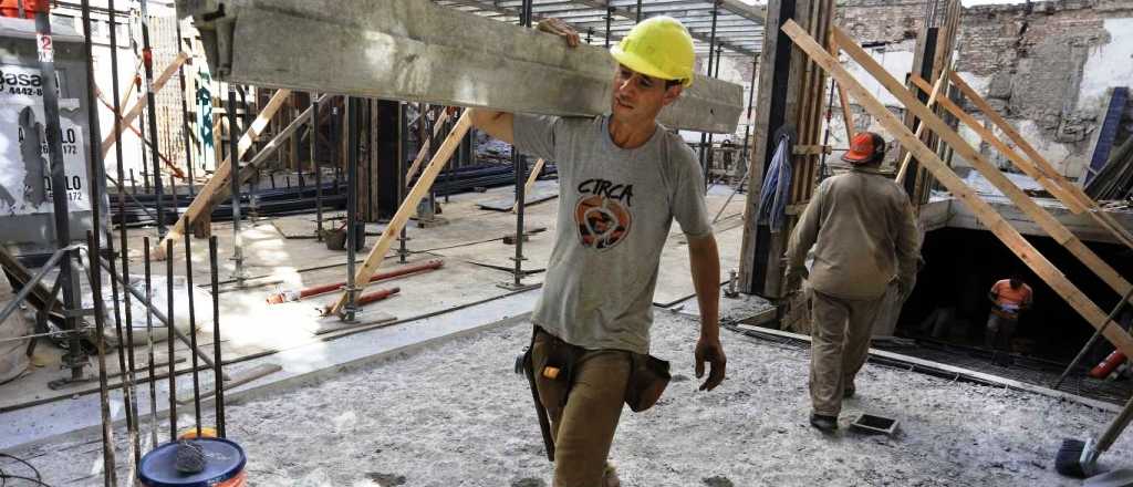 La econom&iacute;a cay&oacute; 2,6% en febrero, seg&uacute;n INDEC