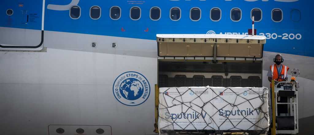 M&eacute;dicos y empleados de Aerol&iacute;neas citados por el vacunatorio VIP