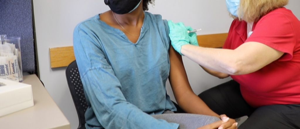 Pfizer asegura que una tercera dosis es eficaz contra la variante &Oacute;micron