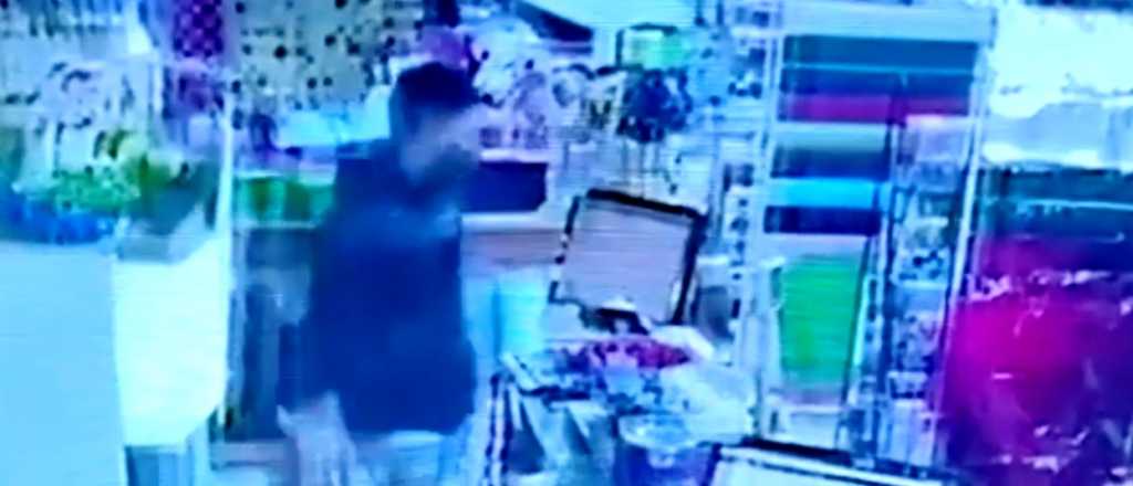 Videos: una pareja rob&oacute; en un local de Tunuy&aacute;n junto a su hija