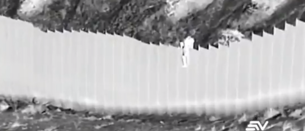 Video: lanzan a dos niñas ecuatorianas por el muro entre México y EEUU