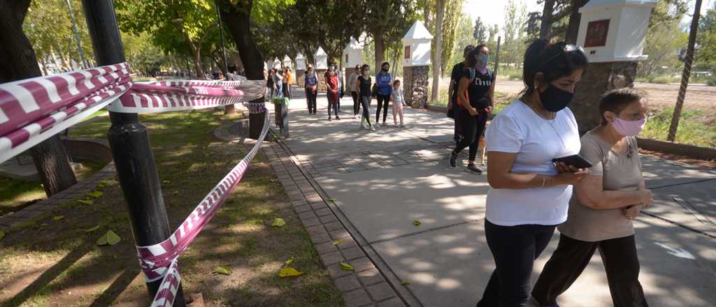 Mendoza sigue por arriba de los 900 casos diarios de Covid