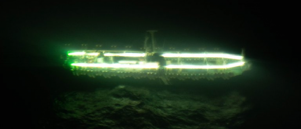 Un video muestra c&oacute;mo pesqueros extranjeros depredan el mar argentino