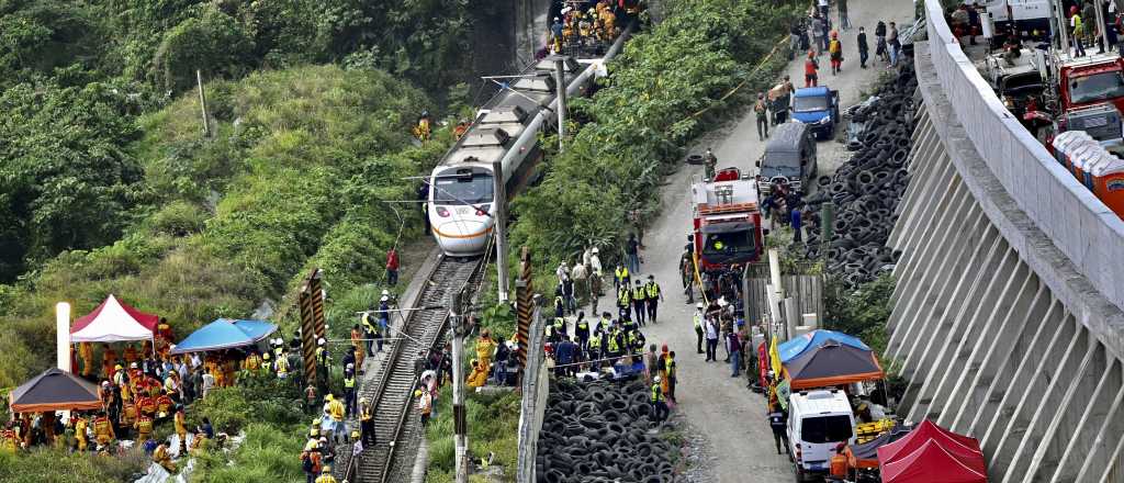 Unos 50 muertos por el descarrilamiento de un tren en China
