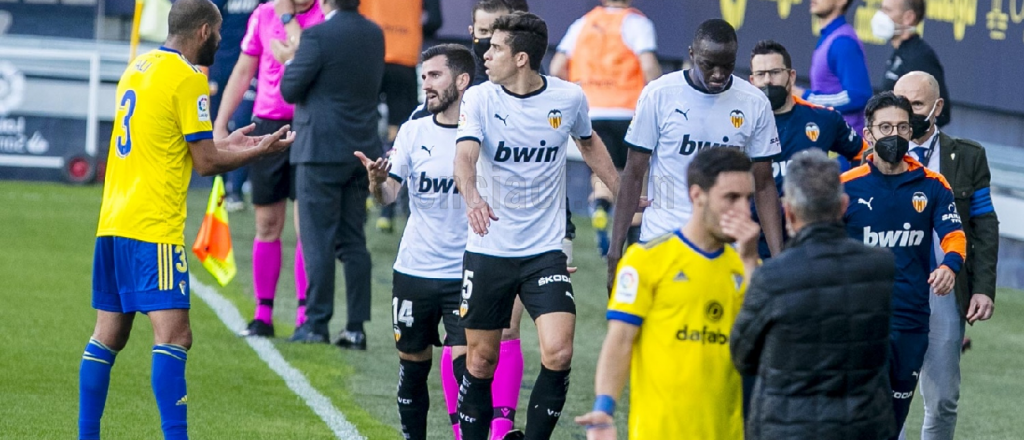 Esc&aacute;ndalo: Valencia se retir&oacute; de la cancha por un insulto racista
