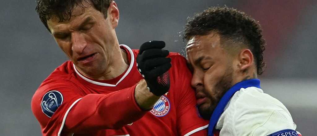 Neymar chocó con Müller y quedó destruido