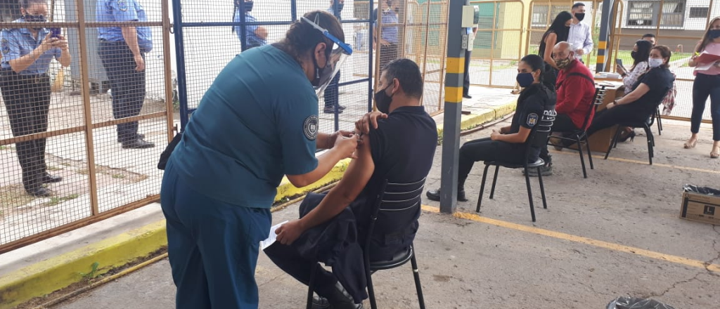 Unos mil policías ya recibieron la vacuna contra el coronavirus