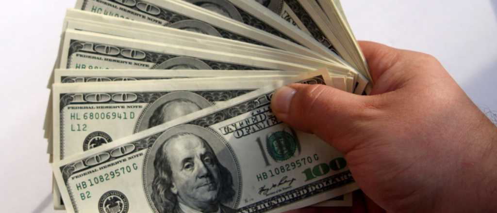 El d&oacute;lar cerr&oacute; en baja