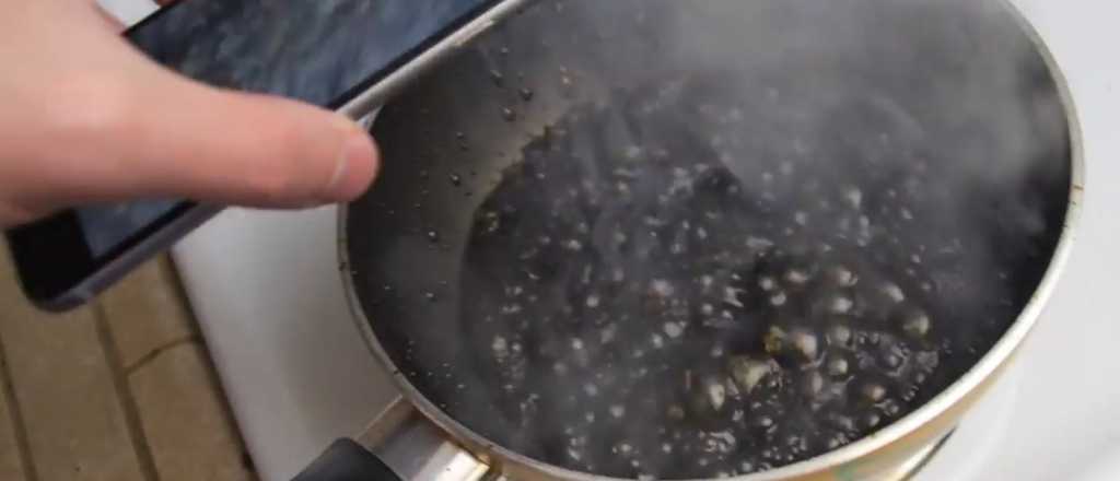 El “boludo” del año: hirvió su iPhone 6 en Coca Cola