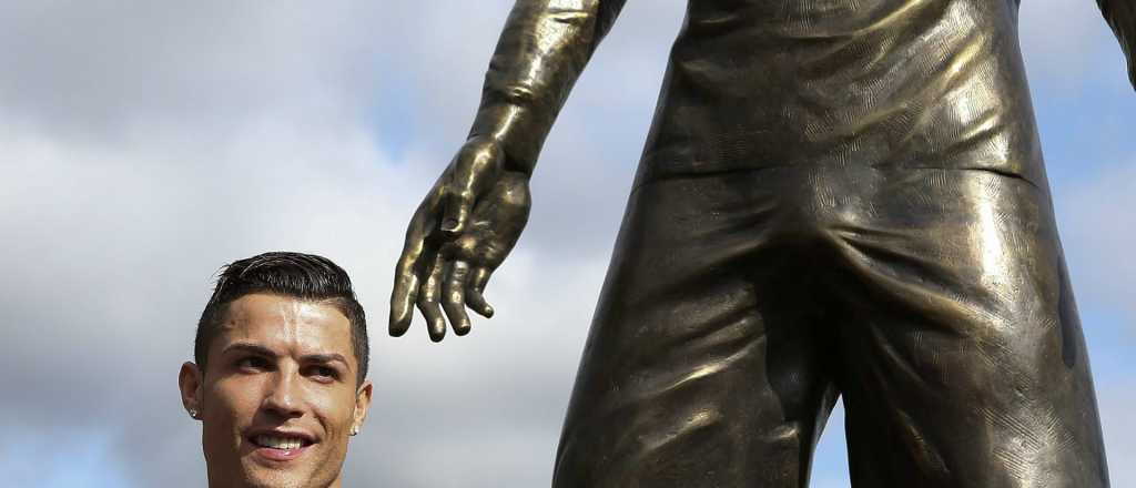 El "bulto" de Ronaldo tiene estatua