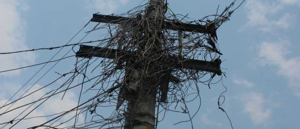 Hallaron a un hombre electrocutado en una vereda en San Mart&iacute;n