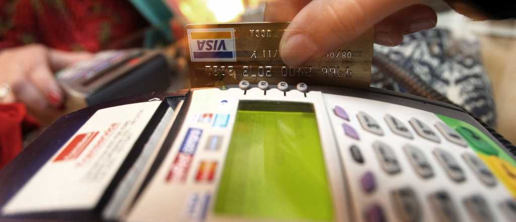 Proponen devolver IVA en compras con tarjeta a sectores de menores recursos