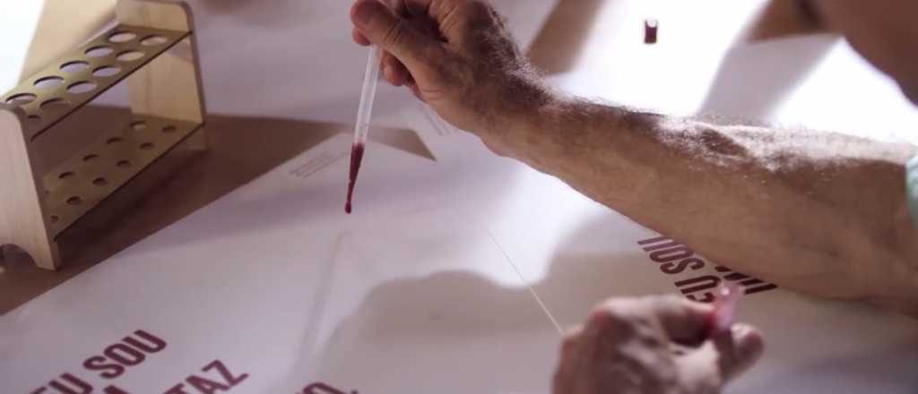 Mir&aacute; c&oacute;mo reaccionan cuando ven �Soy un cartel VIH positivo�