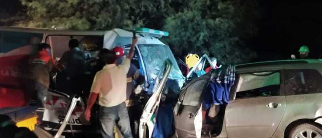 Murieron 9 personas al chocar un auto y una ambulancia en La Rioja