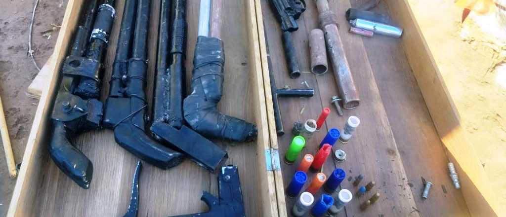 Encontraron un arsenal de armas en un allanamiento en Maipú