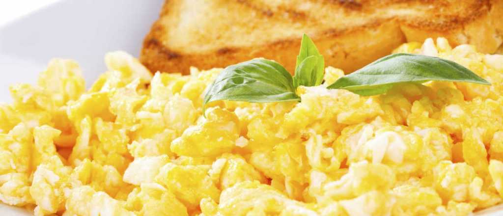 Huevos revueltos perfectos en solo cinco pasos