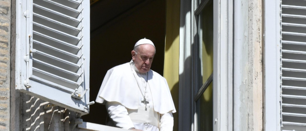 El Papa volvió a asomarse a la ventana para rezar
