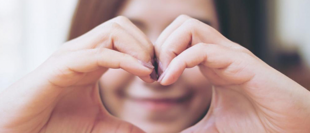 Se "enamor&oacute;" de un hombre al votar y ahora lo busca por las redes