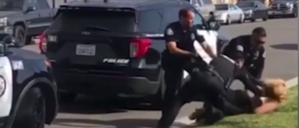 Video: un policía golpeó a una mujer esposada en el piso