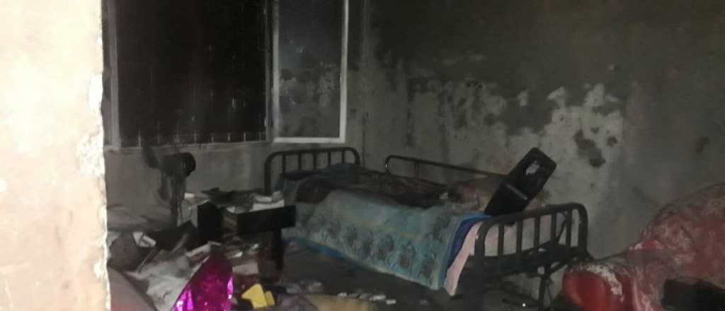 Balearon y le incendiarion la casa a una familia en Godoy Cruz