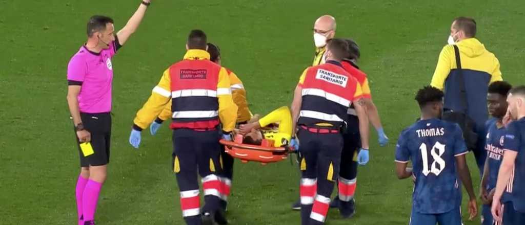 Lo expulsaron y se fue en camilla de la cancha