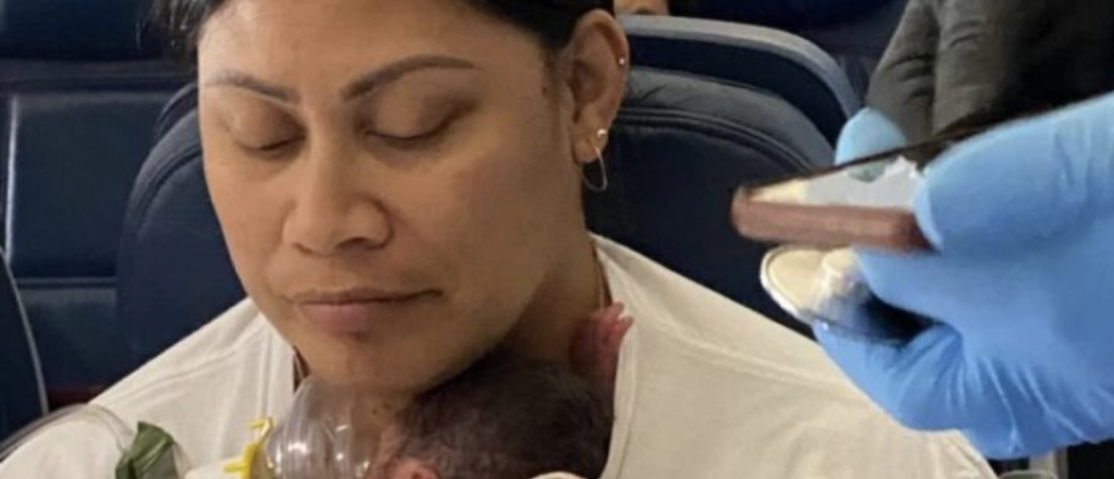 Una mujer tuvo a su bebé en un avión y fue ayudada por enfermeras
