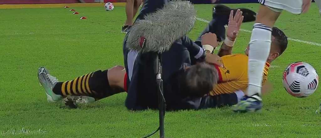 Video: se llevaron puesto a Russo y terminó en el suelo